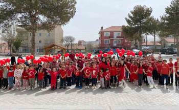 Hisarcık Cumhuriyet İlkokulunda “Otizme Kırmızı Işık Yak” Etkinliği
