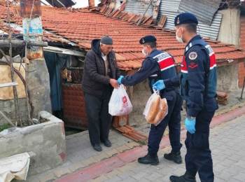 Hisarcık’Ta 65 Yaş Üzeri Köylülerin Alışverişini Jandarma Yapıyor
