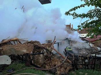 Hisarcık’Ta Ahşap Ev Yangını
