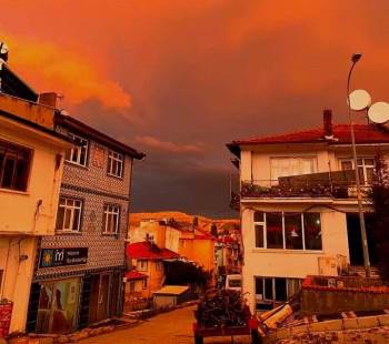 Hisarcık’Ta Gökyüzü Kızıla Boyandı
