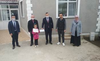 Hisarcık’Ta Korona Virüs Nedeniyle Başarılı Öğrencilere Ödülleri Evlerinde Verildi
