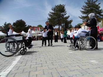 Hisarcık’Ta Özel Öğrencilerden “Erik Dalı” İsimli Müzik Gösterisi
