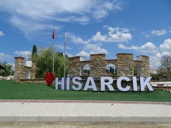 Hisarcık’Ta Tamamı Atık Malzemelerden Yapılan Park Hizmete Açıldı
