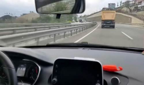 Hız sınırını unutan kamyon şoförü, otomobili solladı