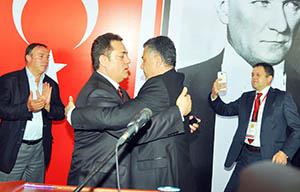 Hoşcan mazbatasını alıyor