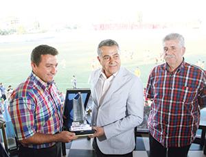 Hoşcana plaket verildi