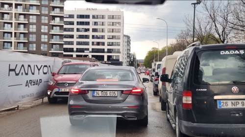 Hoşnudiye’de park ihlali trafiği kilitliyor