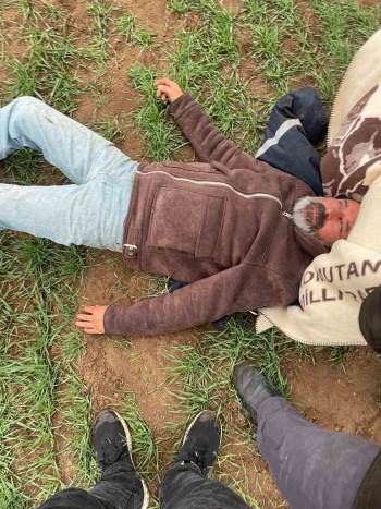 Hurda Elektronik Ürün Yüklü Kamyonet Devrildi, 2 Kişi Yaralandı
