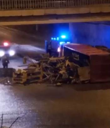 Hurda Yüklü Çekici Devrildi; 1 Yaralı
