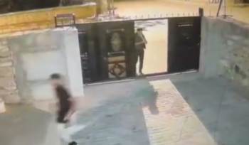 Husumetlilerinin Evini Basıp Bıçaklayarak Kaçtılar
