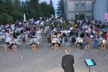 Huzurevi Sakinleri, Aile Çalışma Ve Sosyal Hizmetlerde Kalan Çocuklar Ve Yaşlılara Yemekte Buluştu
