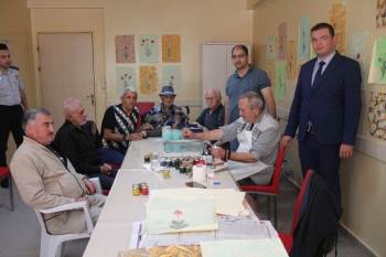 Huzurevi Sakinleri Ebru Sanatını Öğreniyor
