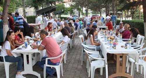 HUZUREVİNDE İFTAR