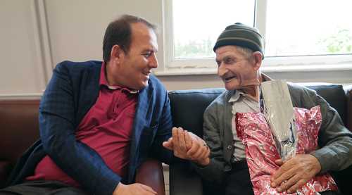 HUZUREVİNDEKİ BABALARI UNUTMADI