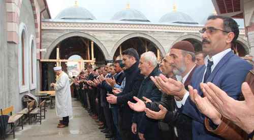 İdlib'de ölenler için cenaze namazı kılındı