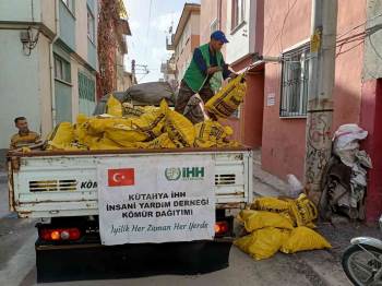 İhh’Dan 110 Aileye Odun Ve Kömür, 60 Aileye Soba Yardımı
