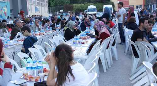 İHH'dan 2 bin 500 kişilik iftar