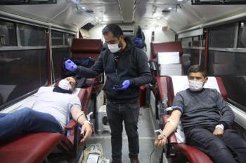 İhsaniye’De İftarını Açan Kan Bağışı İçin Kızılay’In Yolunu Tuttu
