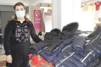 İhtiyaç Sahibi Ailelerin Ve Çocukların Yardımına Koşuyorlar
