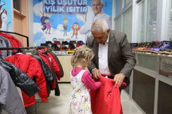 İhtiyaç Sahibi Bin Çocuğa Mont Ve Bot Yardımı Yapıldı

