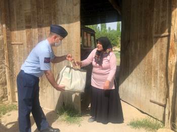İhtiyaç Sahibi Vatandaşlara Temizlik Maddesi Dağıtıldı
