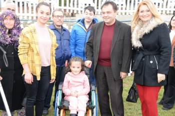 İhtiyaç Sahiplerine Tekerlekli Sandalye, Görme Engelliler İçin Baston
