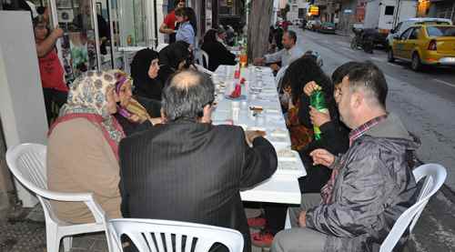 İhtiyaç sahiplerine ücretsiz iftar veriyor