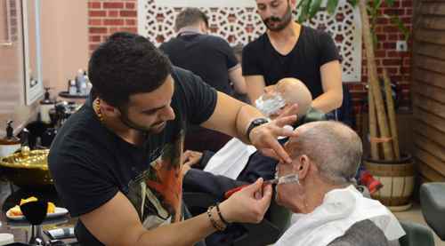 İhtiyar delikanlılar bayrama hazırlanıyor