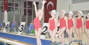 Minik yüzücüler harikalar yaratıyor