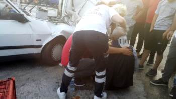 İki araç birbirine girdi, ilk müdahaleyi yapan ise...