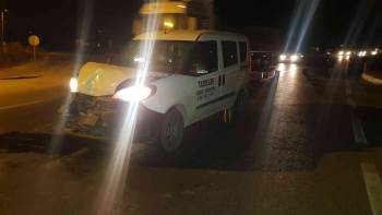 İki Aracın Çarpıştığı Kazada Şans Eseri Ölen Ya Da Yaralanan Olmadı
