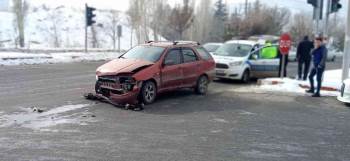 İki Aracın Çarpıştığı Kazayı 5 Kişi Şans Eseri Yara Almadan Atlattı
