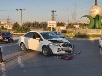 İki Aracın Kullanılmaz Hale Geldiği Kazada Yaralanan Olmadı
