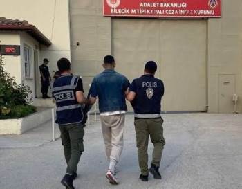 İki Ayrı Suçtan Aranan Suç Makinesi Kıskıvrak Yakalandı
