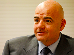 İki dudağının arasında