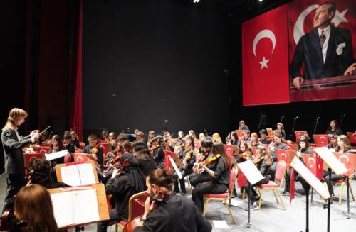 İki Elin Sesi Var orkestrası Bilecik’te 23 Nisan coşkusu yaşattı