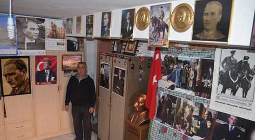 İki evini Atatürk fotoğrafları ile donattı