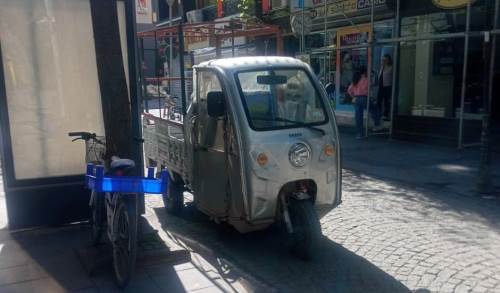 İki Eylül Caddesi’nde küçük araç kaldırım hattını daralttı