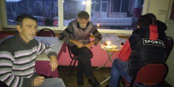 İki Gündür Mum Işığında Oturuyorlar
