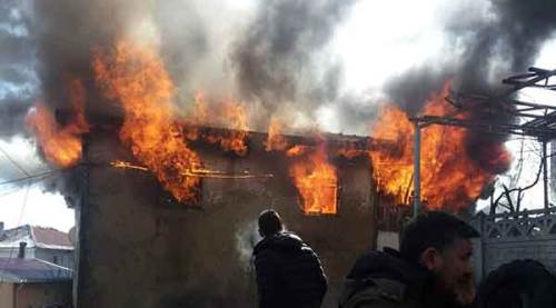 İki katlı ahşap ev alev alev yandı