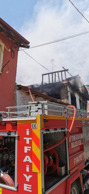İki Katlı Ahşap Evde Çıkan Yangın Korkuttu
