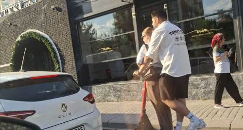 İki kişilik scooter yolculuğu trafiği tehlikeye attı