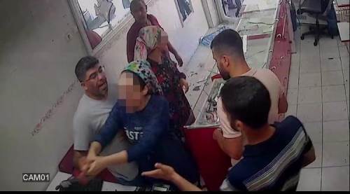 İki kız kardeş ortalığı savaş alanına çevirdi!