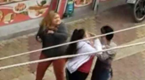 İki kız kardeşten telefon numarası istedi, dünyası şaştı!