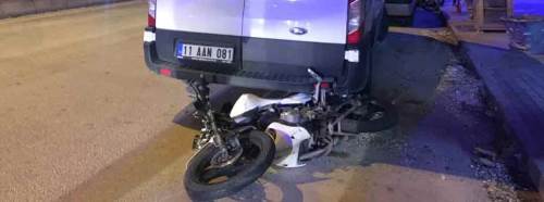 İki motosiklet çarpıştı, biri kamyonetin altına...