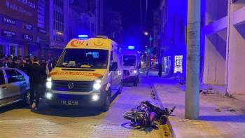 İki Motosiklet Kafa Kafaya Çarpıştı: 4 Yaralı
