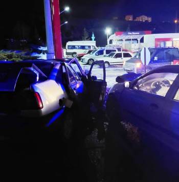 İki Otomobil Çarpıştı, 7 Yaralı
