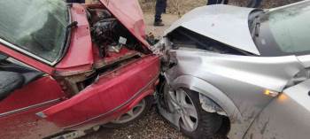 İki Otomobil Kafa Kafaya Çarpıştı: 4 Yaralı
