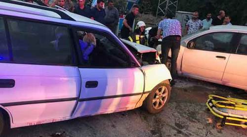 İki otomobil kafa kafaya çarpıştı! Yaralılar var...