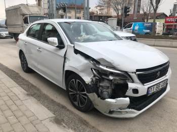 İki Otomobil Kavşakta Çarpıştı
